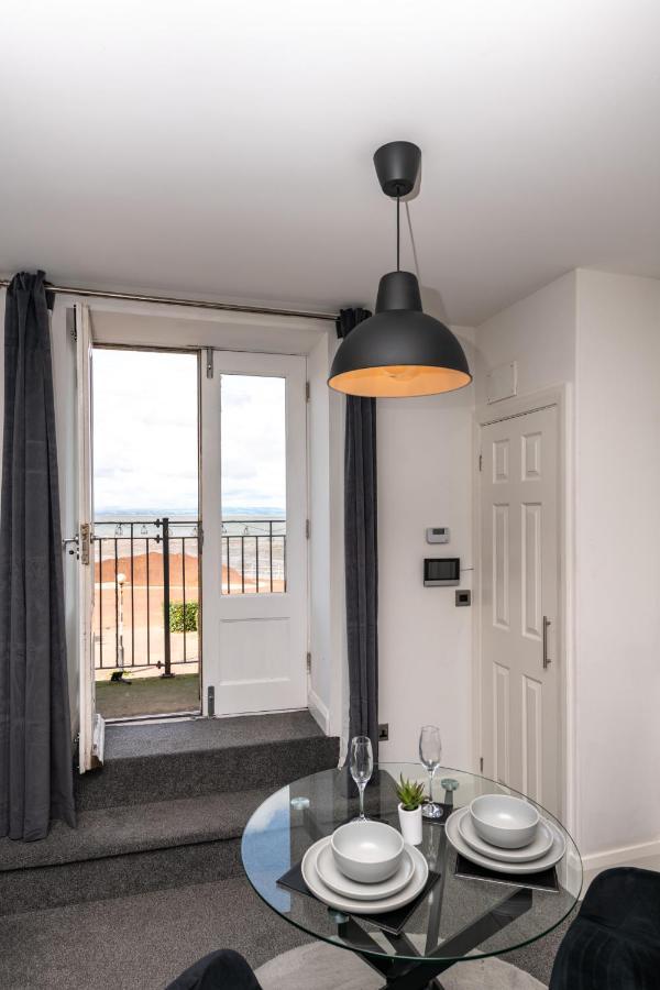 The Croston Balcony Apartment- Morecambe Central Promenade, Beach Front And Sea Views Eksteriør bilde